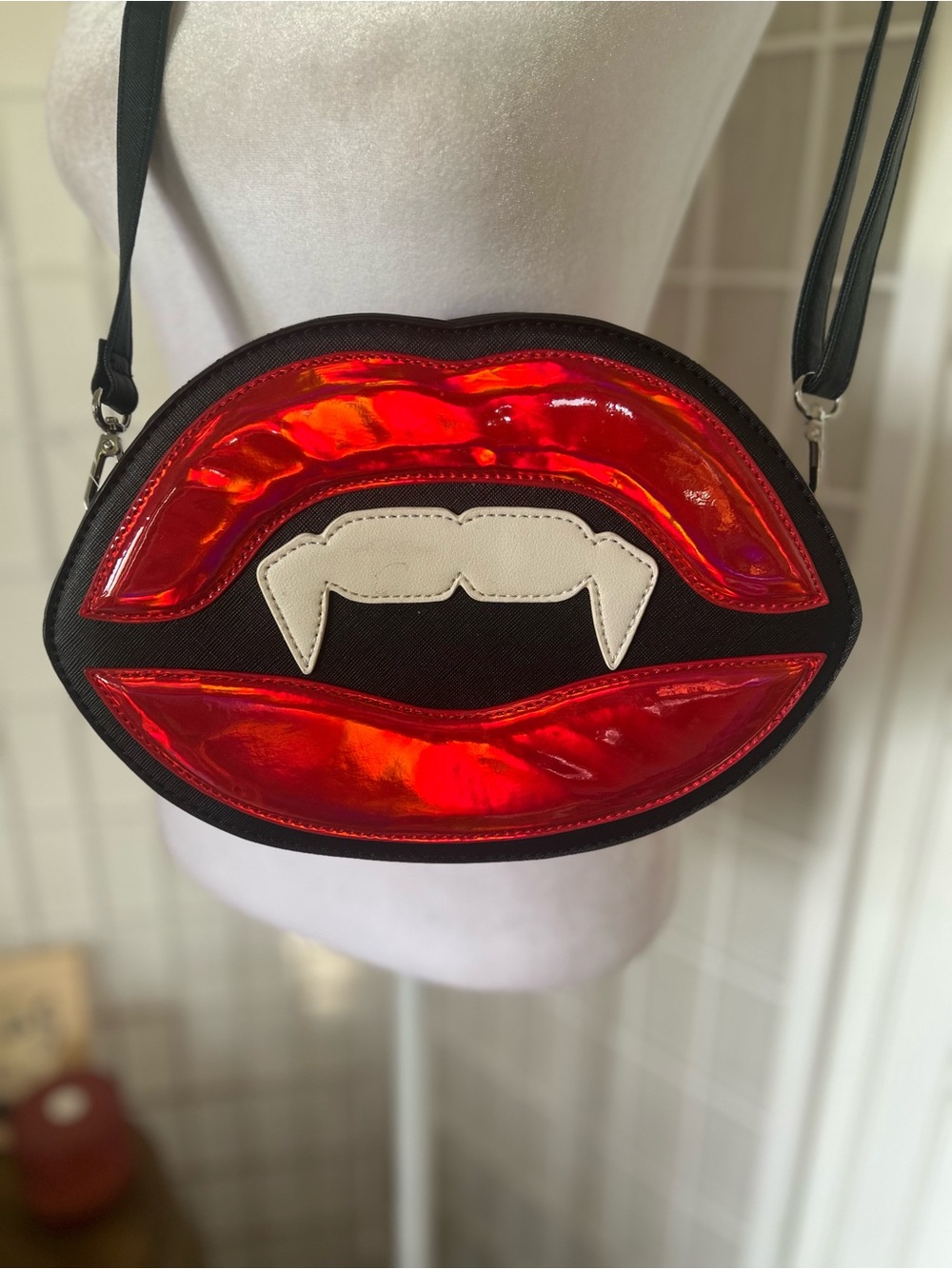 Mad Engine Gothic Vampire Fangs Lips Crossbody Purse Halloween NWOT